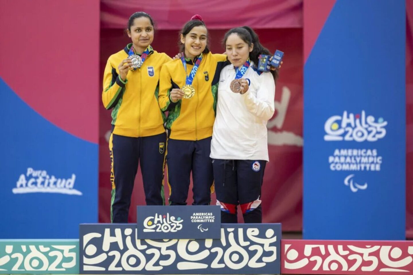 As judocas Giovana Garcia (ouro) e Wiliany Costa (prata) fizeram dobradinha no Parapan de Jovens Santiago 2025 | Foto: Alessandra Cabral/CPB