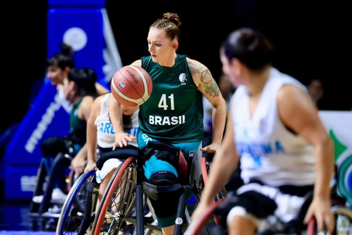 Paola Kloker com a bola dominada em jogo de basquete em cadeira de rodas | Marcello Zambrana/ CPB