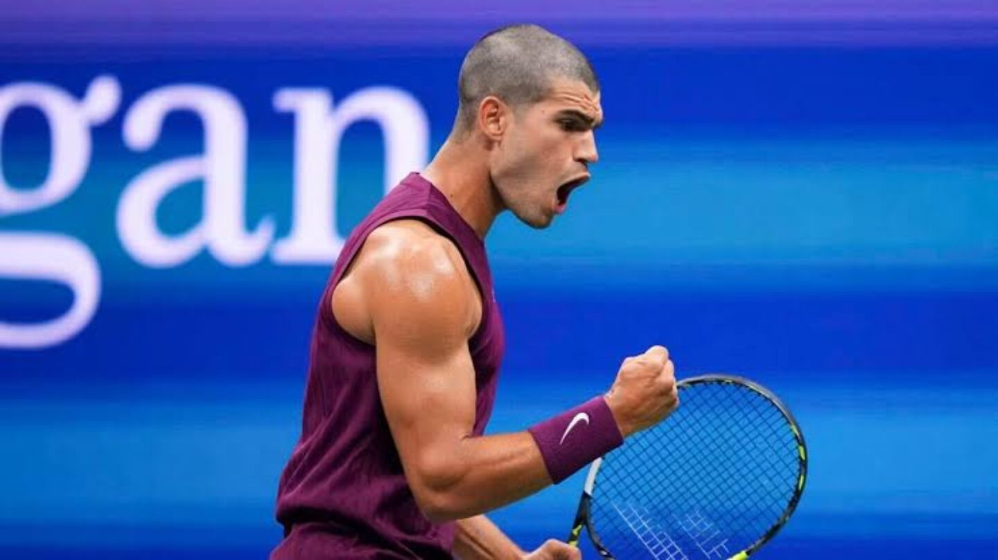 Alcaraz estreia com vitória em sets diretos sobre Opelka no US Open