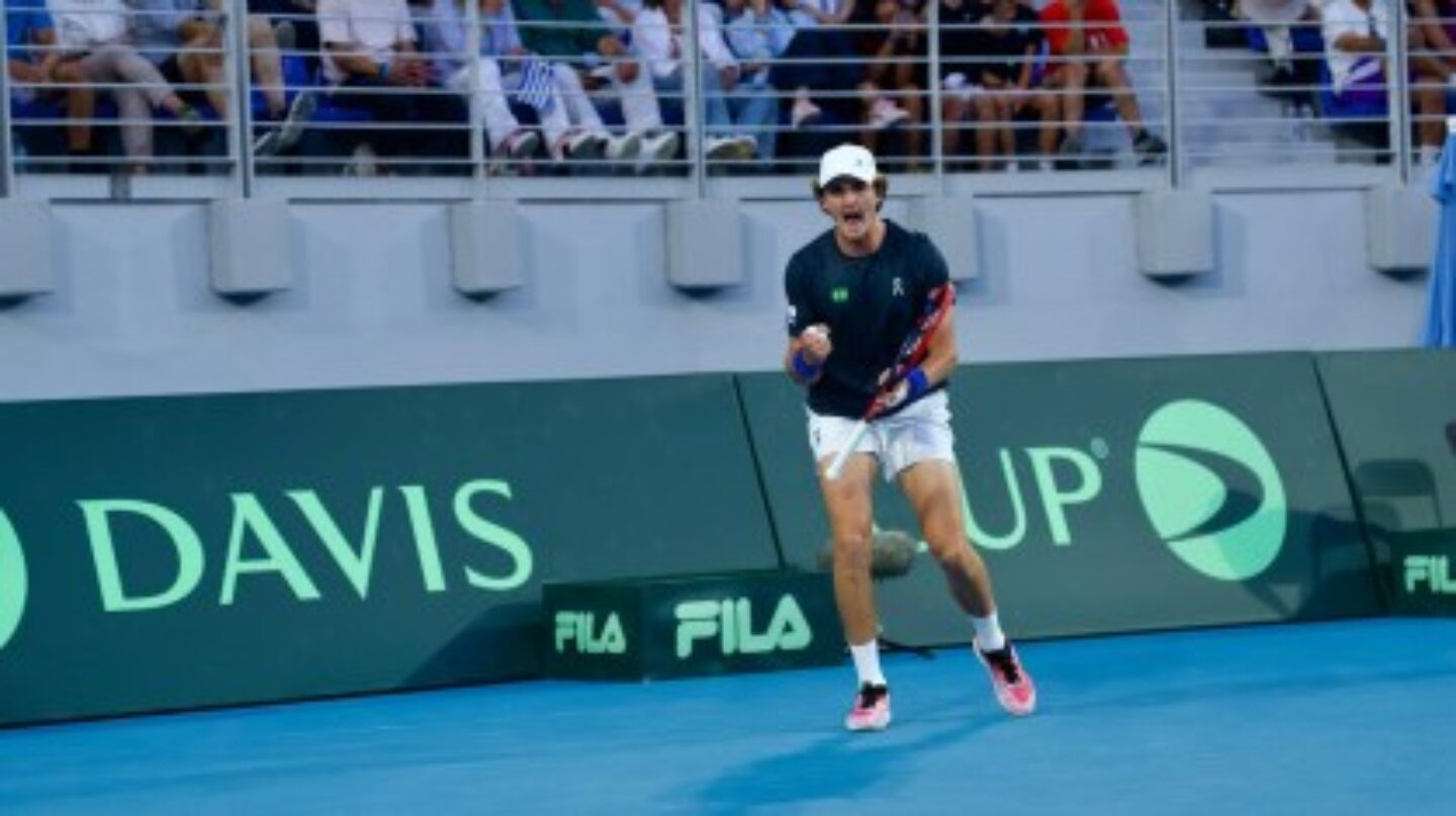 joao-fonseca-tsitsipas-copa-davis-2-e1757876439156 Foto: André Gemmer/CBT