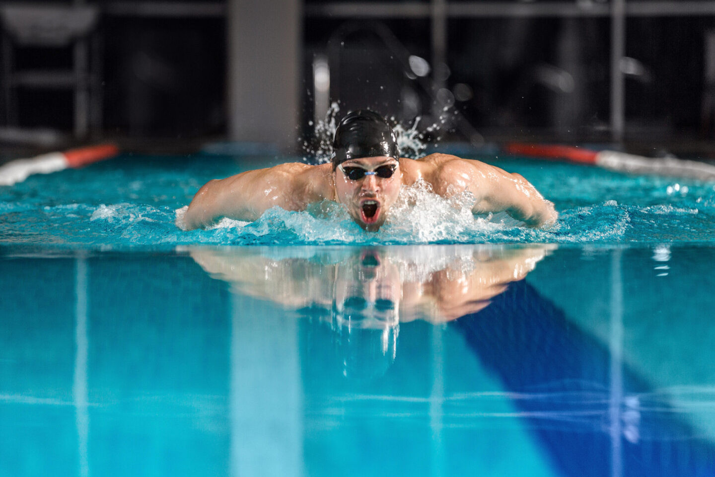 Male swimmer swimming the butterfly stroke Freepik