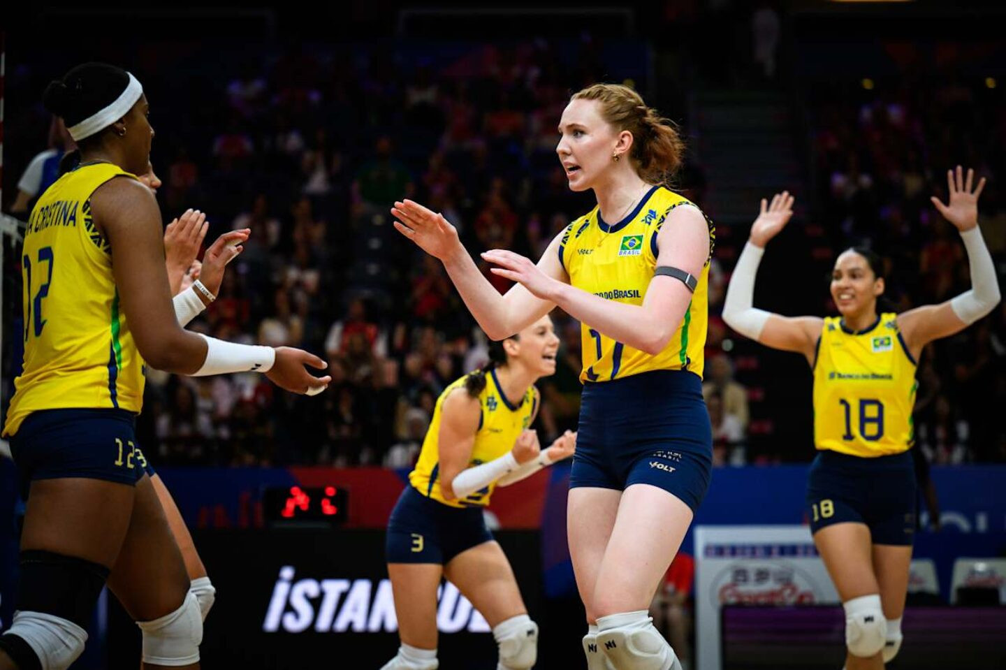 Brasileiras comemoram ponto em partida.