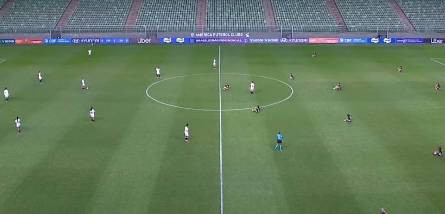 Santos vence o América-MG em jogo do Brasileirão Feminino marcado por protesto contra atraso salarial