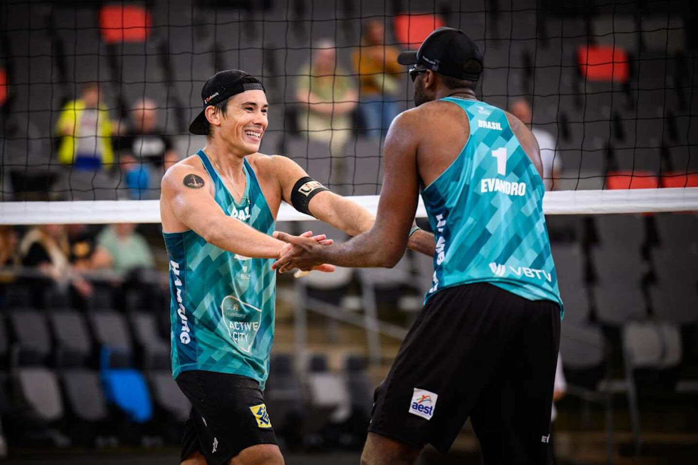 Arthur Lanci e Evandro comemoram grande vitória em Hamburgo. - Foto: Volleyballworld