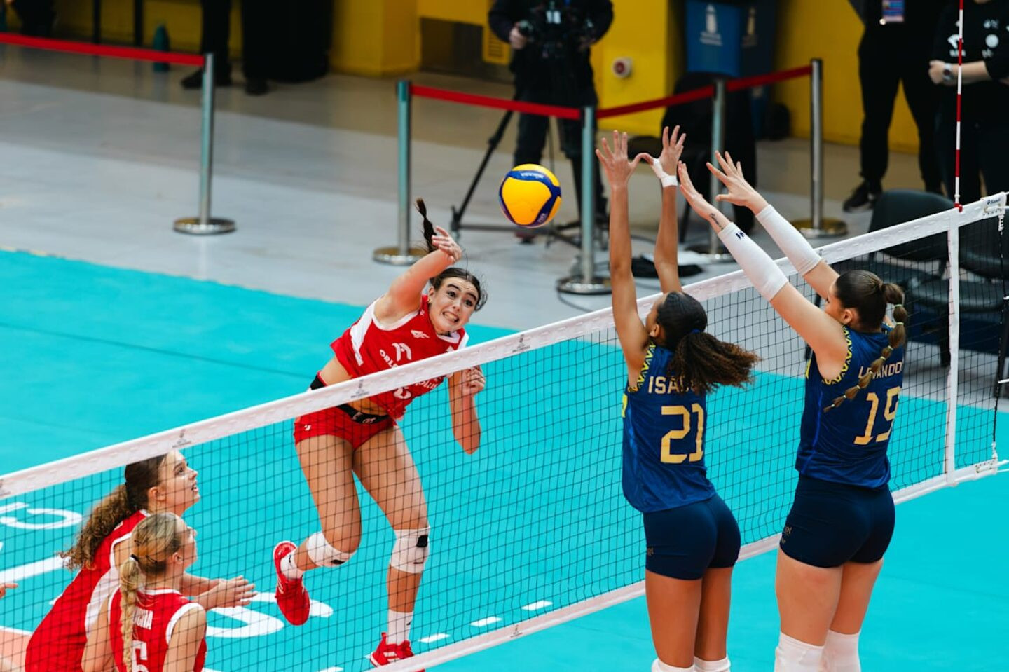 Seleção Feminina de Vôlei Seleção Brasileira venceu o primeiro set, mas acabou sofrendo nova virada e perdendo para a Polônia - Foto: Reprodução FIVB