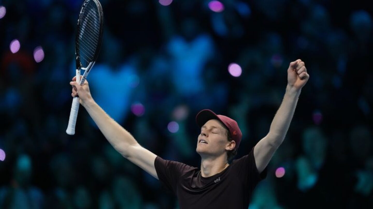 Jannik Sinner supera Alcaraz e conquista o título do ATP Finals em Turim Jannik Sinner supera Alcaraz e conquista o título do ATP Finals em Turim