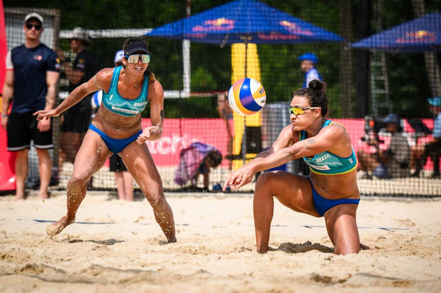 Dupla Andressa e Tainá recebendo saque adversário