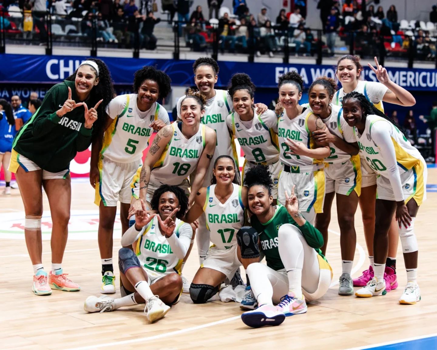 Equipe brasileira posa para foto após vitória