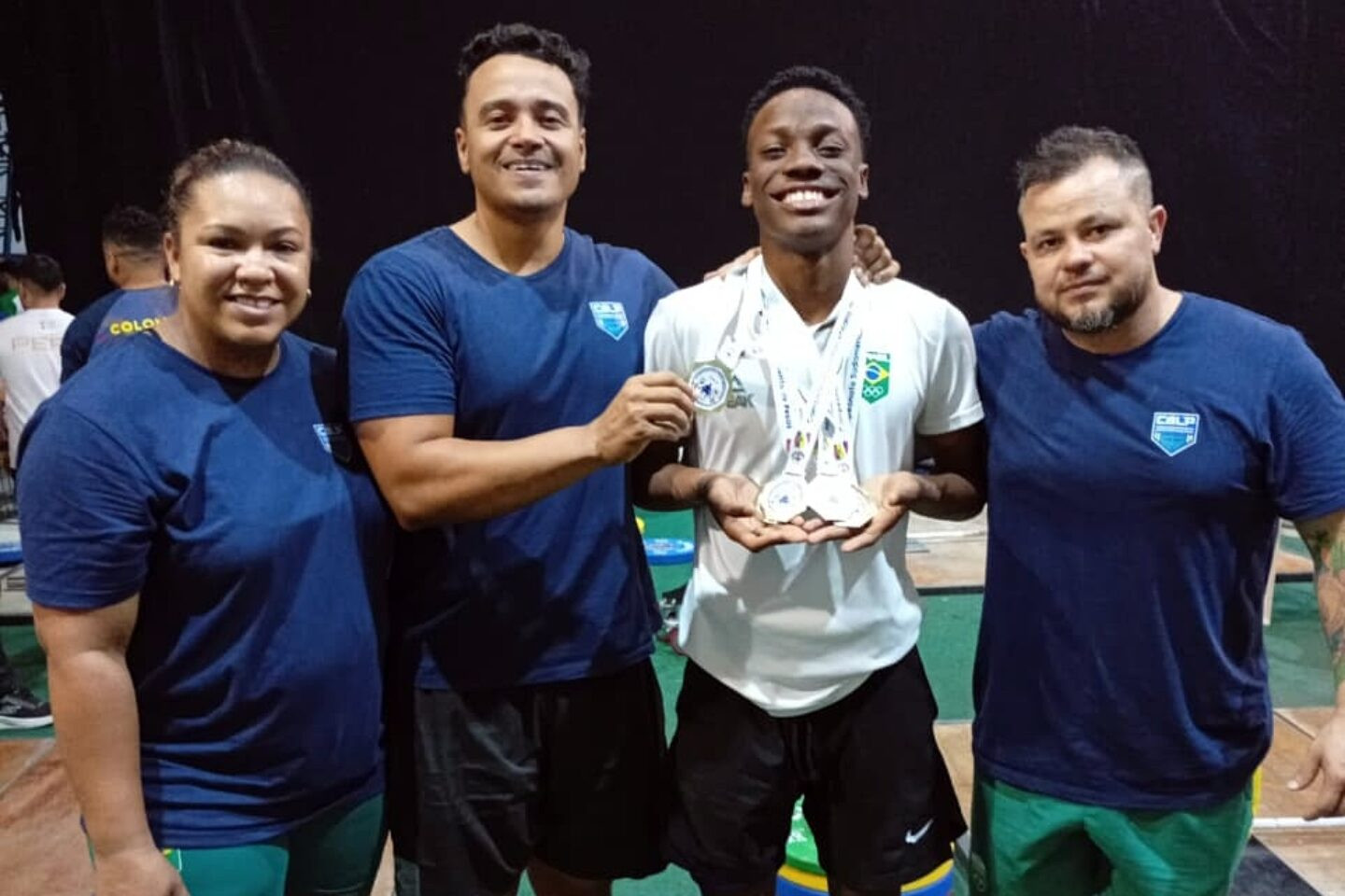 Wagner Santos com as medalhas conquistadas e os técnicos da Seleção. Foto: Acervo Pessoal / Reprodução CBW