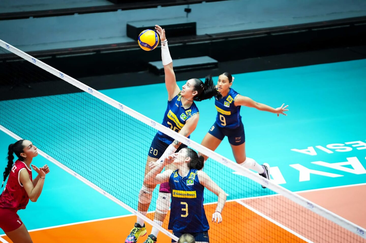 Juliana Palhano sobe para atacar em vitória brasileira